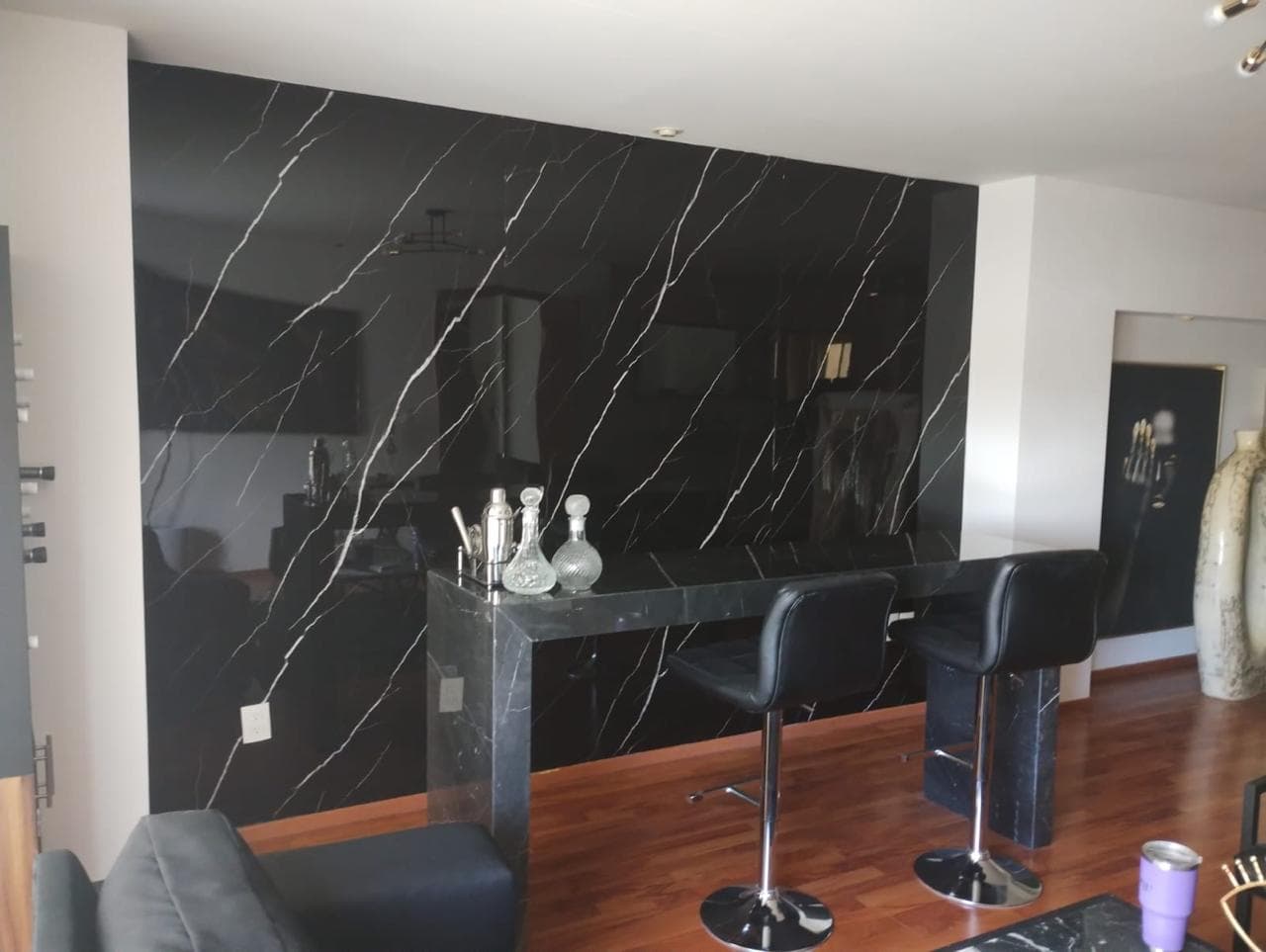 Instalación de paneles de PVC con acabado imitación mármol de lujo en León - Grupo MV