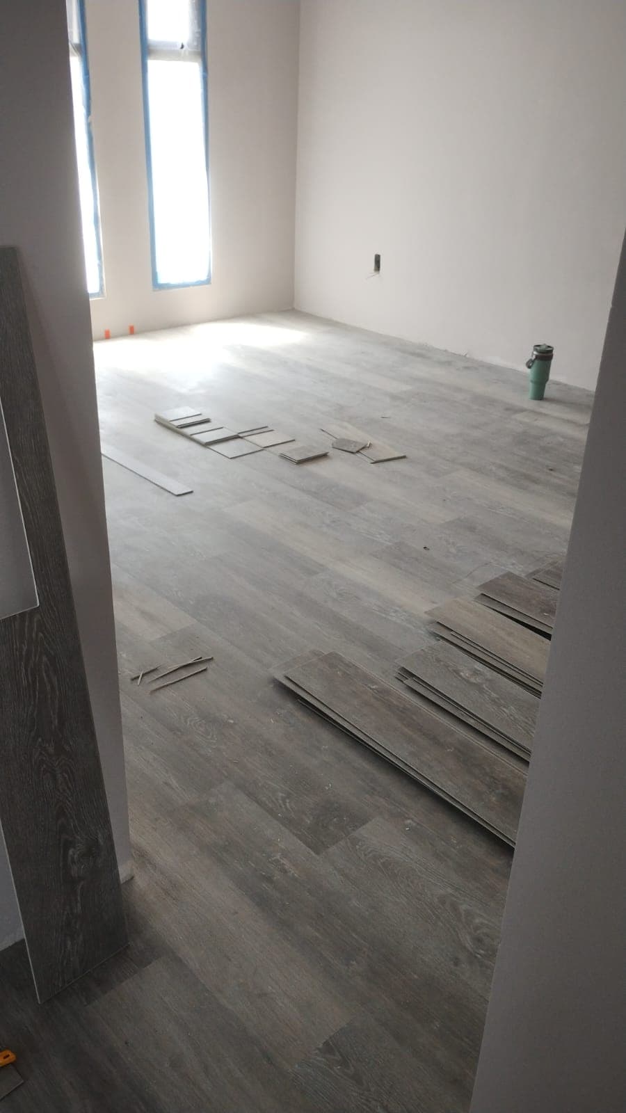 Colocación de suelo laminado premium de alta resistencia para interiores - Grupo MV