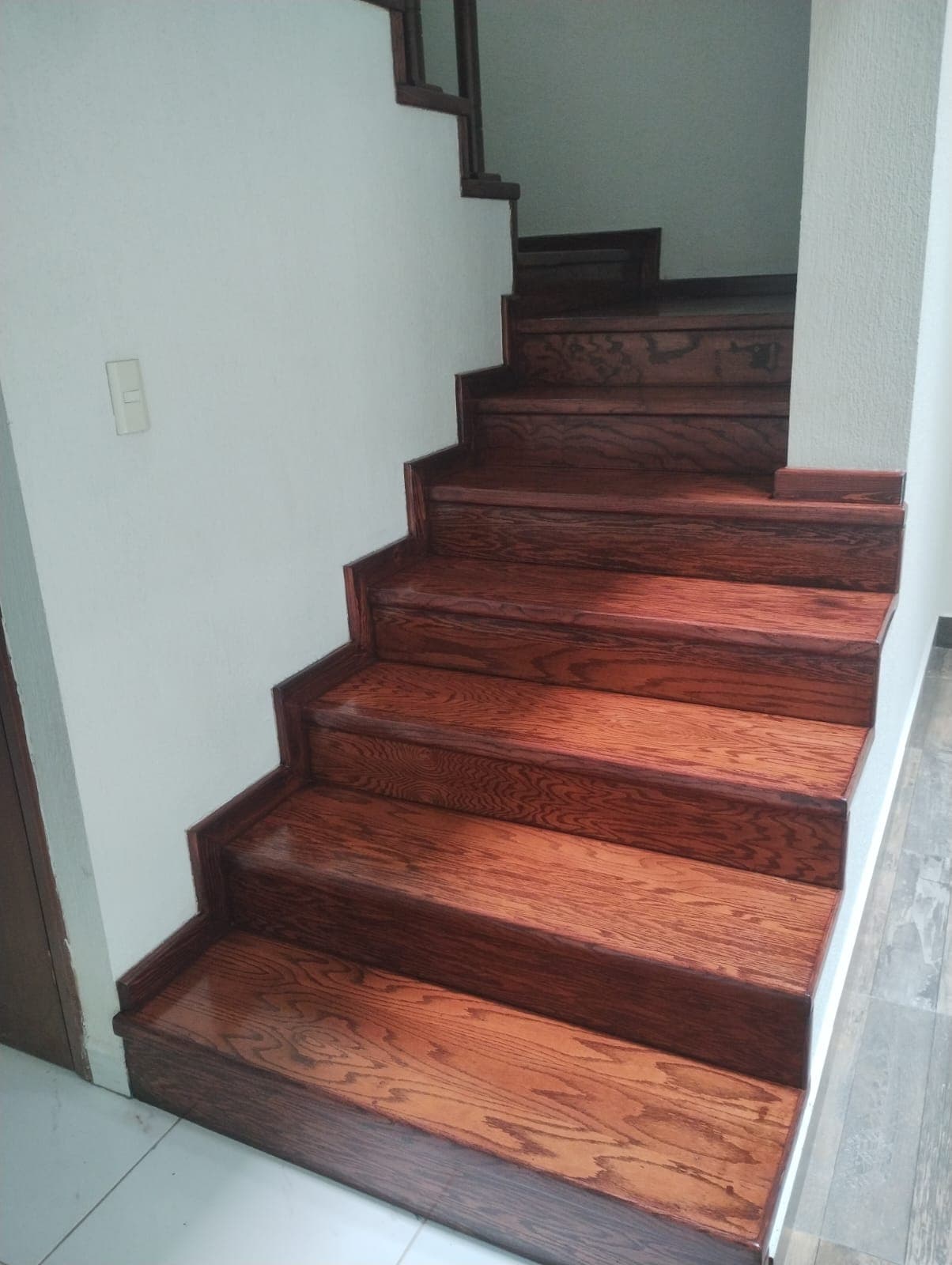 Reparación, restauración y barnizado artesanal de escaleras de madera noble - Grupo MV